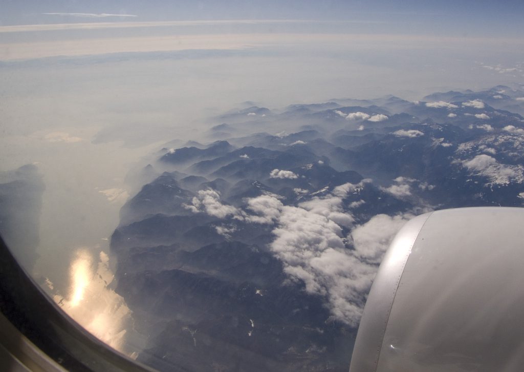 Über den Alpen, links der Gardasee