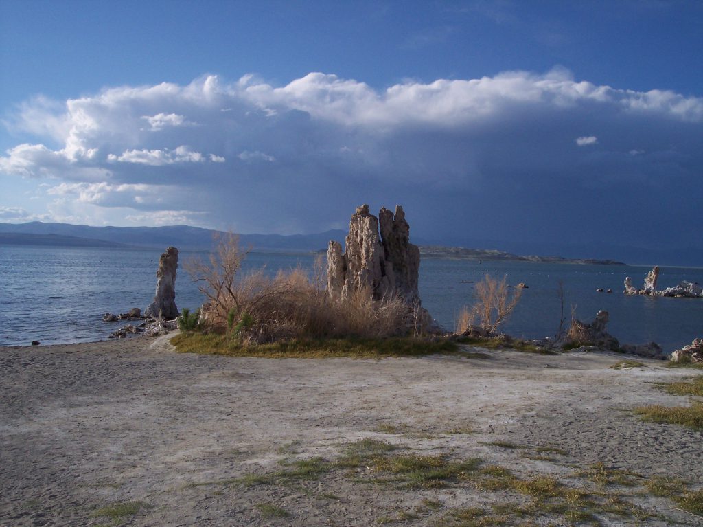 Tufa Towers am Mono Lake mit Gewitter im Hintergrund