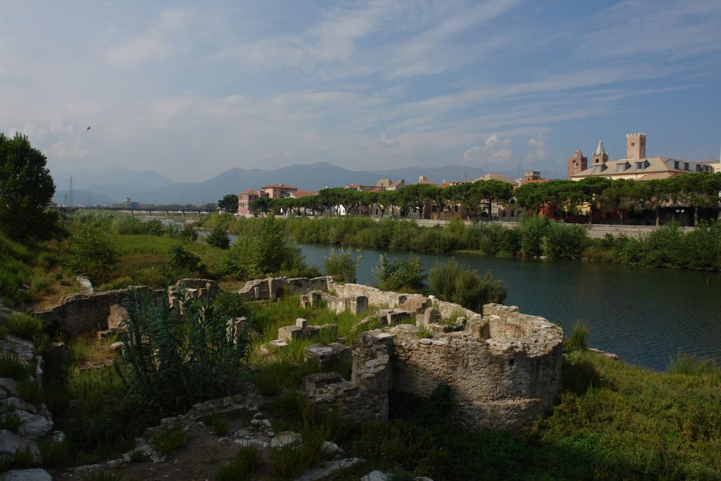 Blick über eine römische Therme, die Centa, die Altstadt und zu den Bergen von Albenga