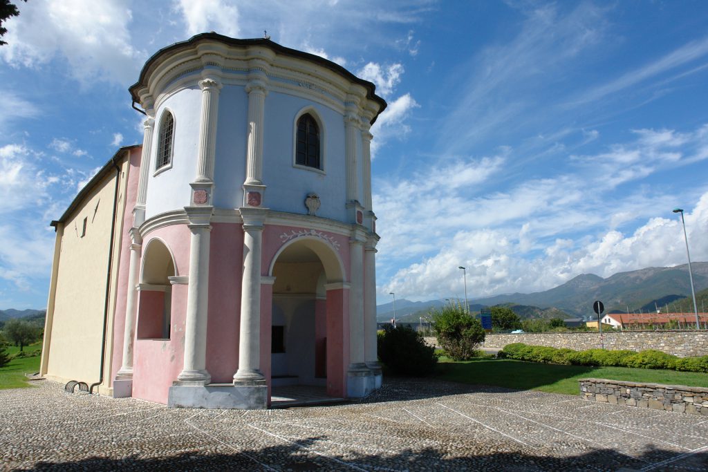 Kirche in der Nähe des Flughafens von Albenga