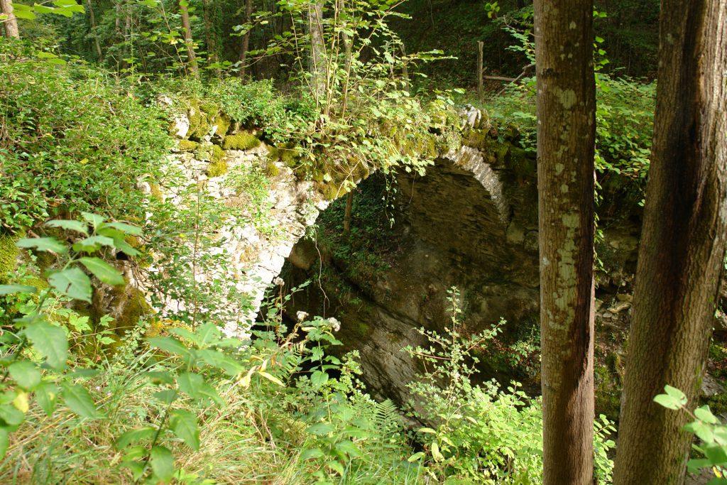 Ponte Romano mitten im Wald in Ligurien