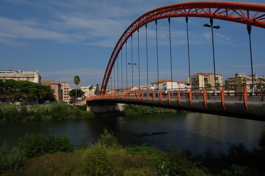 Die markante rote Bogenbrücke in Albenga