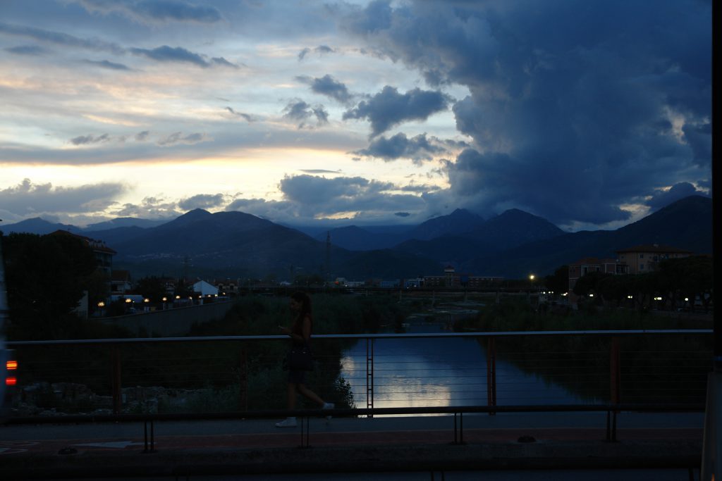 Nach Sonnenuntergang: die Centa und Berge bei Albenga