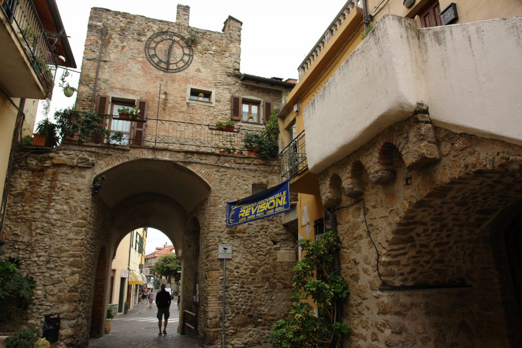 Eines der Stadttore von Villanova d'Albenga