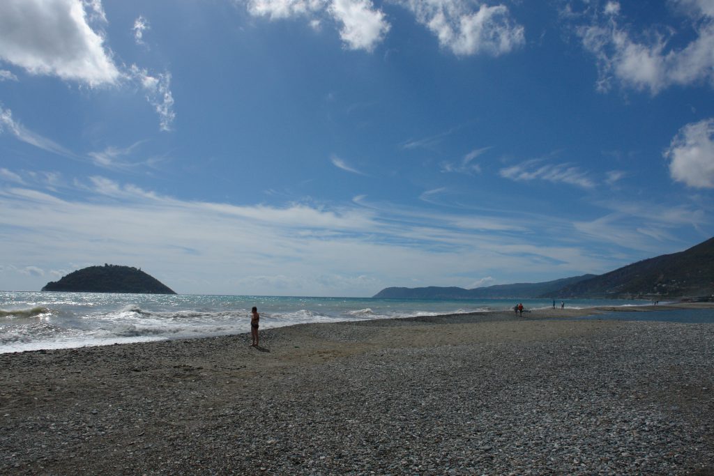 Strand in Albenga, links die Insel Gallinara