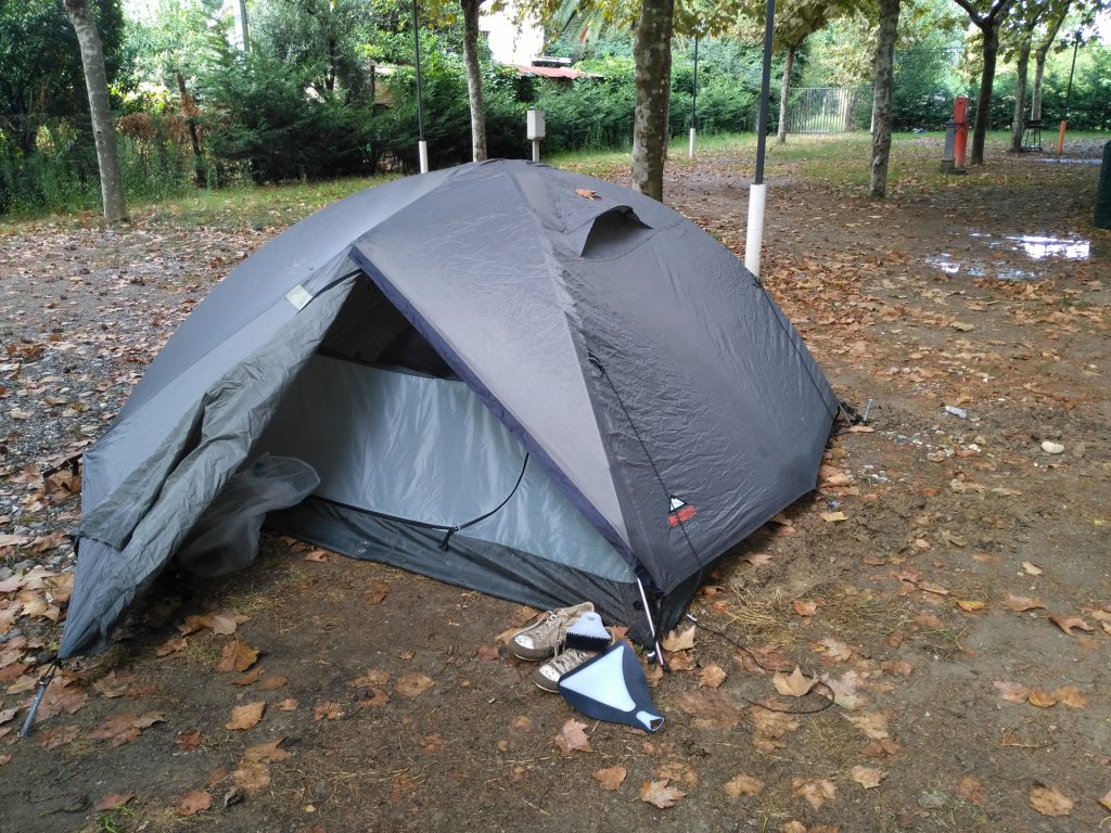 Aufgebautes Zelt auf dem Campingplatz