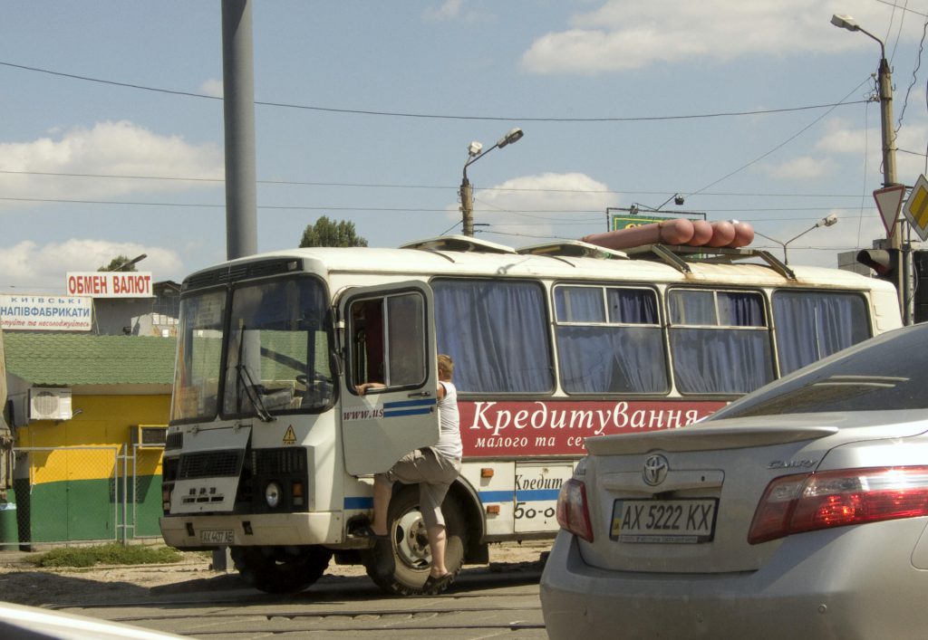 Bus mit Gasflaschen oder so auf dem Dach