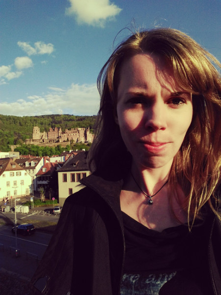 Debbie vor dem Heidelberger Schloss im Hintergrund