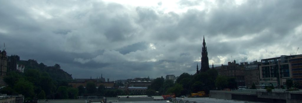 Edinburgh unter Wolken