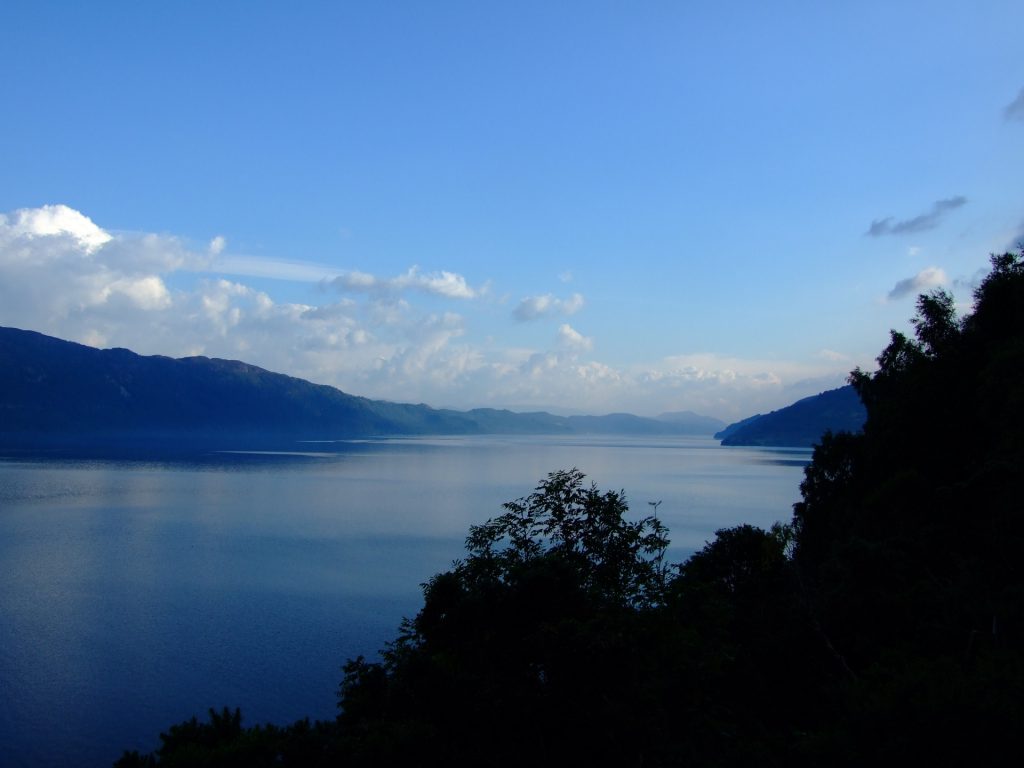 Loch Ness in der Abenddämmerung