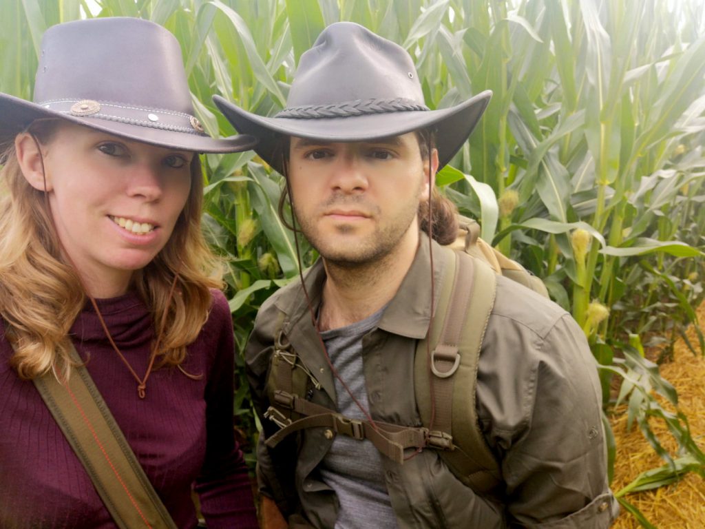 Debbie und Pierre im Maislabyrinth