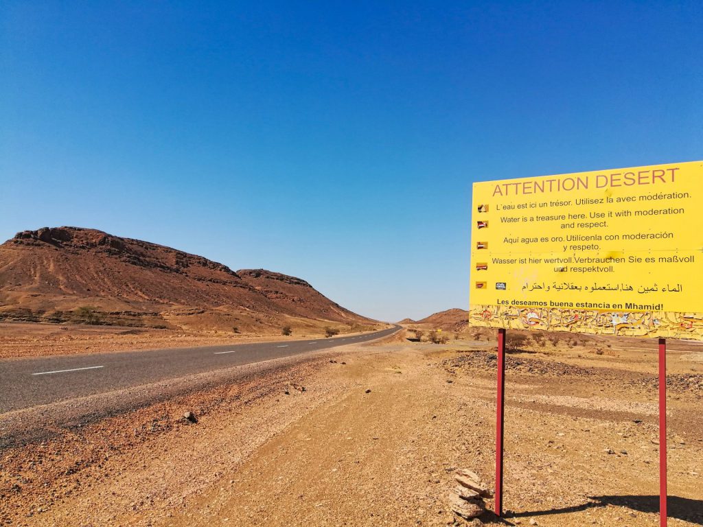 Hinweisschild bei der Einfahrt ins Draa-Tal von Zagora aus: Wasser ist ein Schatz