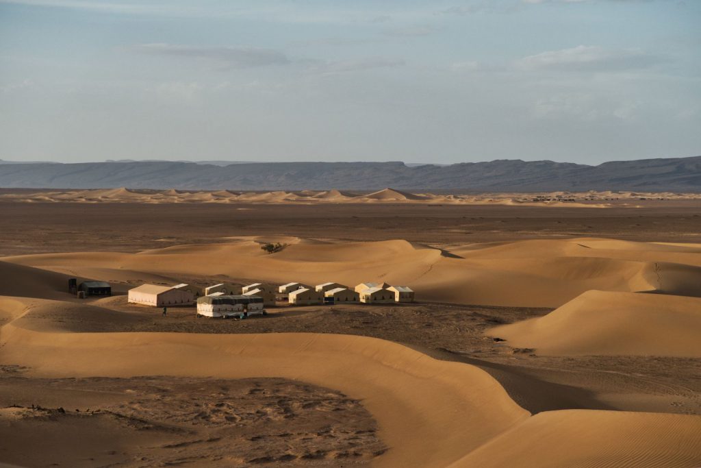 Unser Camp in der Zagora-Wüste im Draa-Tal. Im Hintergrund sind die Dünen von Erg Lihoudi zu sehen