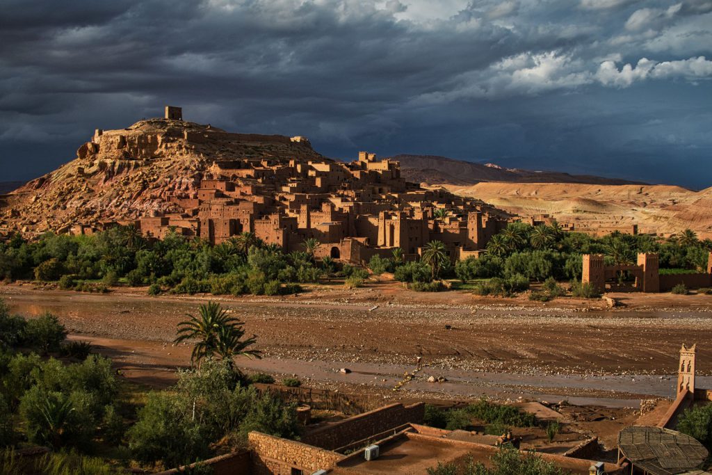 Ait Ben Haddou bei schräger Nachmittagssonne vor einer Gewitterwolke