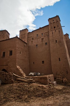 Hinter dem Seiteneingangstor zu Ait Ben Haddou