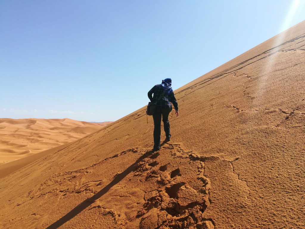 Debbie klettert auf hohe Düne bei Merzouga