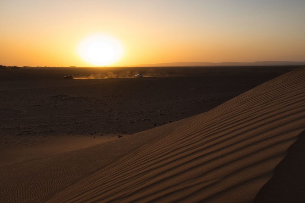 Geländewagen bei Sonnenuntergang