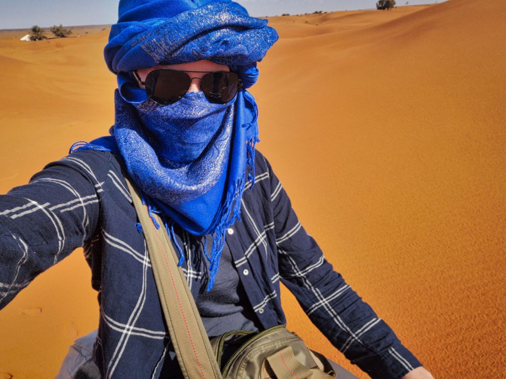 Mit der Sonnenbrille sieht das wirklich blöd aus... Debbie mit Turban, Merino-Shirt und Hemd