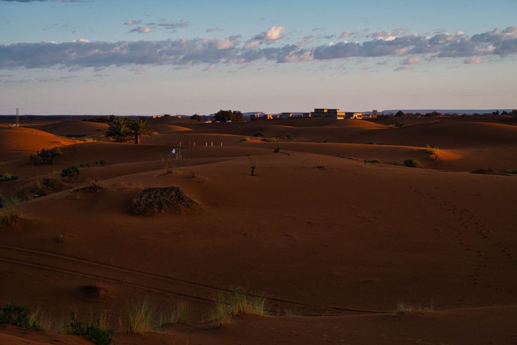 Zarte Sonnenstrahlen auf den Dünen Merzougas