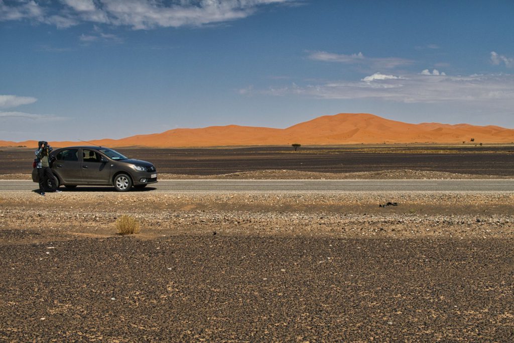 Fahrt nach Merzouga mit den großen Dünen im Hintergrund