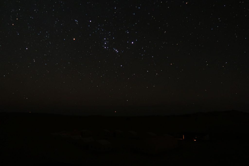 Nach dem Monduntergang war es richtig duster. Hier der Orion über den Zelten des Wüstencamps