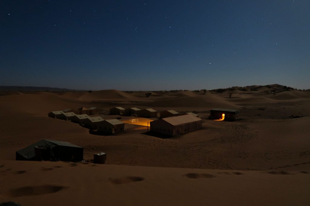 Wüstencamp in der Dunkelheit