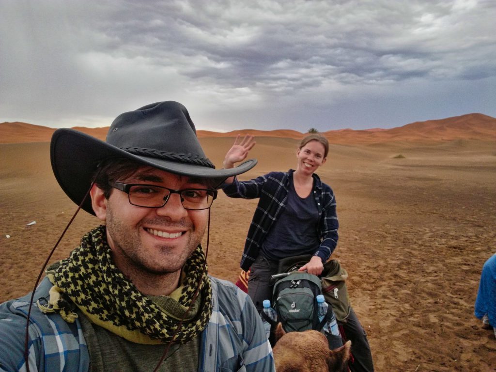 Pierre und Debbie beim ersten Kontakt mit der Sandwüste bei Merzouga