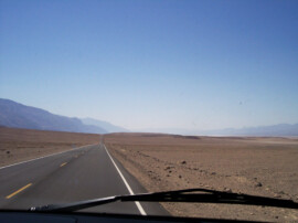 Durch die Mondlandschaft des Death Valley Death Valley Road