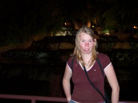 Debbie in Las Vegas. Ich will nix hören, so sieht man eben aus, wenn man ewig in Wüstenstädten herumirrt, sich dabei noch etwas krank fühlt und auch nach Einbruch der Dunkelheit eine Bruthitze ist! :D Debbie in Las Vegas