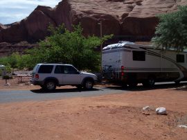 Diese Amis .. ein riesiges Wohnmobil reicht hier natürlich nicht auf der Reise, der Jeep muss auch noch mit und wird einfach mitgezogen Zeltplatz am Monument Valley