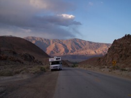 Wohnmobile bei Lone Pine im Sonnenuntergang Das Wohnmobil vor toller Kulisse