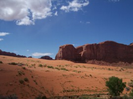 Monument Valley. Zu den Dimensionen: Unten mittig sieht man Rinder! Monument Valley