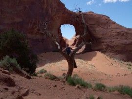 (Gestelltes) Foto von mir, Baum und Loch (Gestelltes) Foto von mir, Baum und Loch