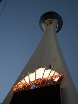 Der Stratosphere Tower. Gut, der Name übertreibt leicht mit der Höhe. Spektakulär ist wahrscheinlich die Achterbahn oben drauf. Der Stratosphere Tower, Las Vegas