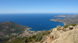 Aussicht von da aus. Da unten ist Galéria, von wo aus wir losgelaufen sind. Für eine erste Wanderung seit laaaanger Zeit gar nicht sooo schlecht :D Aussicht über Galéria und das Meer