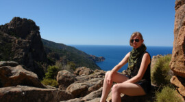 Nochmal ich... Gibt ja so wenige Bilder von mir wo auch das blaue schöne Meer drauf ist..! Debbie auf einem Felsen