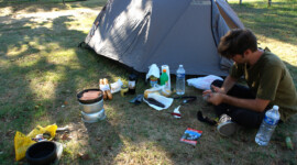 Abendessensvorbereitungen: Eine Art von Hotdogs mit Wein und Käse :D Pierre vor dem Zelt