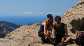 Obligatorischer Gipfel-Selfie ^ Debbie und Pierre auf dem Gipfel