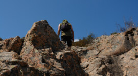 Pierre scoutet den Weg wieder zurück ... Wir hatten uns kurz verlaufen Pierre unterwegs auf Felsen