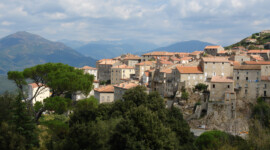 Irgendeine Stadt auf dem Weg nach Bonifacio Städtchen am Berghang