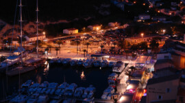 Yachthafen von Bonifacio von unserem erhöhten Ausblick aus Bonifacio Yachthafen bei Nacht