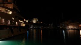 Yachthafen von Bonifacio, diesmal von unten. Links eine Miet-Luxusyacht (9 Mann Besatzung, 12 Passagiere. Keinen Preis gefunden leider :/) Luxusyacht im Yachthafen von Bonifacio