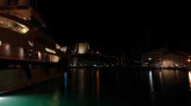 Yachthafen von Bonifacio, diesmal von unten. Links eine Miet-Luxusyacht (9 Mann Besatzung, 12 Passagiere. Keinen Preis gefunden leider :/) Luxusyacht im Yachthafen von Bonifacio