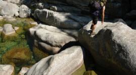 Pierre am Tavignano-Bach Pierre klettert am Tavignano-Bach