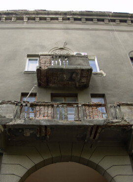 Besser nicht nach oben schauen: Was man nicht weiß, macht mich nicht heiß! Bröckelnder Balkon in Charkiw