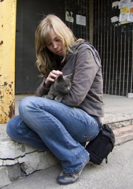 Die Straßenkätzchen vor dem Haus waren für mich eine echte Attraktion... ich hätte sie am liebsten alle mitgenommen. Zwei Monate später holte ich mir Luna und Lopi von einem Bauernhof. Debbie mit Kätzchen