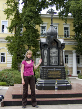 Ich auf dem Vorplatz der Fürbitte-Kathedrale (nicht im Bild) Debbie mit Kopftuch