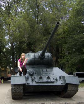 In Charkiw wurde der berühmte und von den Deutschen gefürchtete T 34-Panzer entwickelt und gebaut. Auf diesem Platz kann man darauf herumklettern Debbie auf einem T 34-Panzer