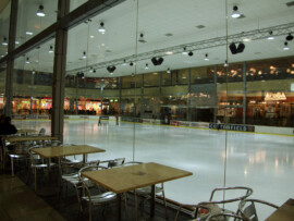 Draußen über 30°, drinnen Schlittschuhlaufen: Einkaufszentrum in Charkiw Einkaufszentrum mit Eislaufbahn