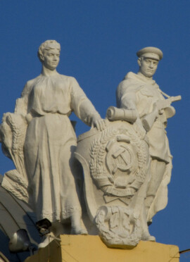 Arbeiterin und Soldat: Zwei Figuren auf dem 1952 erbauten Bahnhofsgebäude Arbeiterin und Soldat